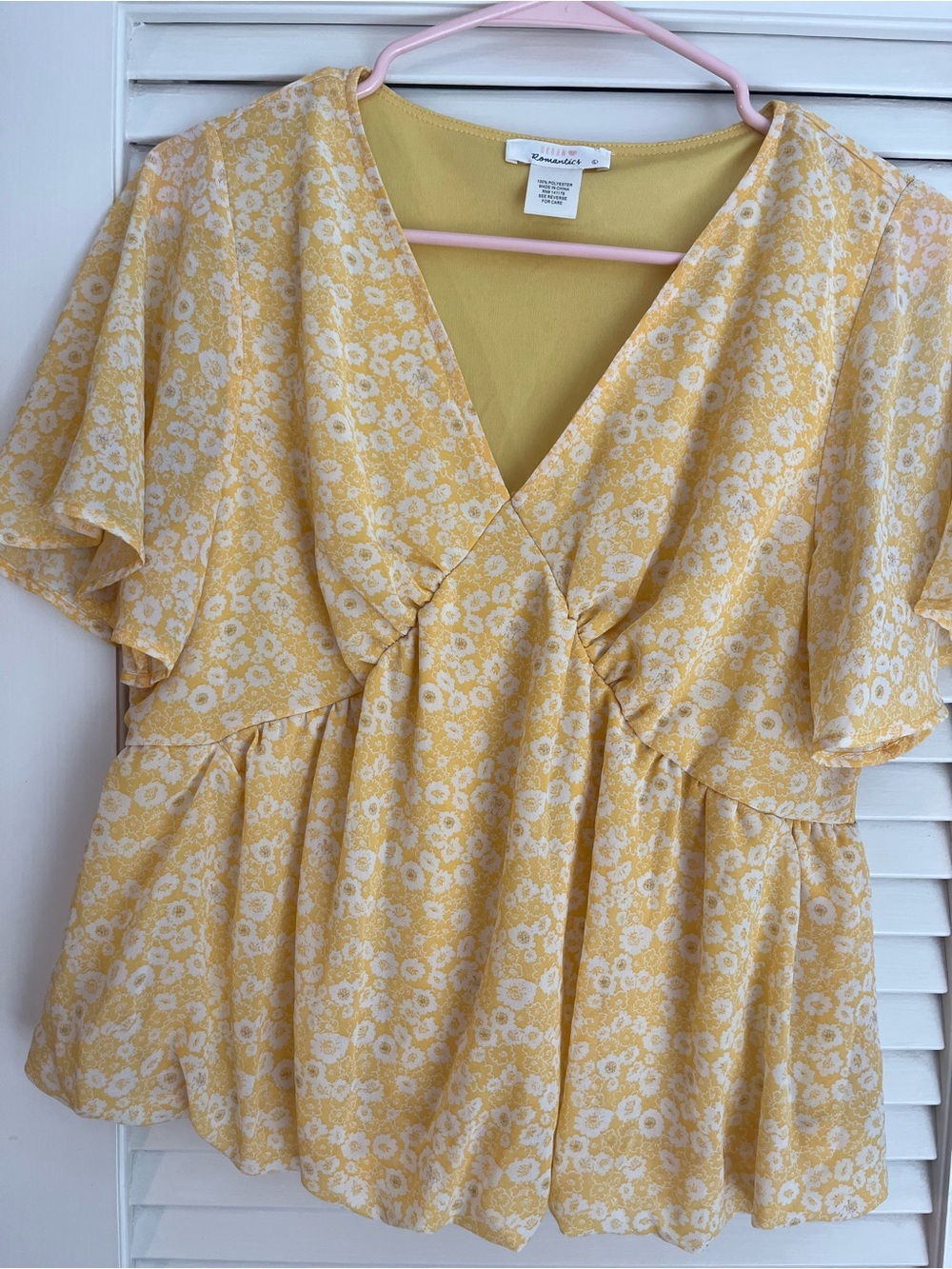 URBAN Romantics NWOT Yellow Floral V-Neck Flutter-Sleeve Bubble Hem Top
